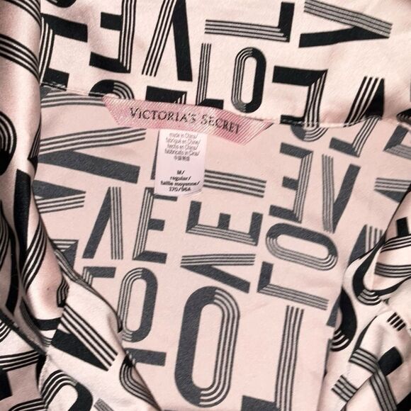 Victoria's Secret Black Satin Silk Pajama Set M Graphic Print Long Sleeve Button - Picture 4 of 5